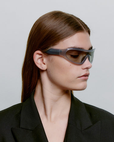 Grå sports A.Kjærbede solbriller med grå glas - siden på dame