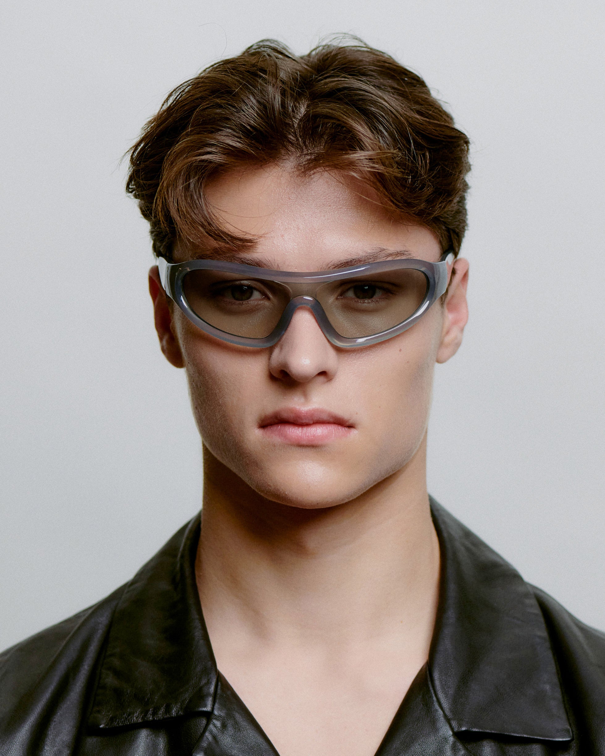 Grå sports A.Kjærbede solbriller med grå glas - foran på herre