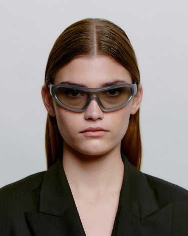 Grå sports A.Kjærbede solbriller med grå glas - foran på dame