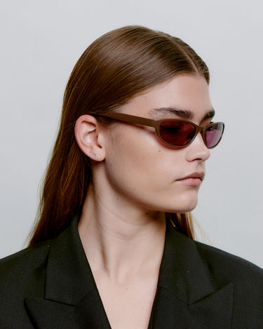 Cat-eye A.Kjærbede solbriller med lilla glas - fra side dame