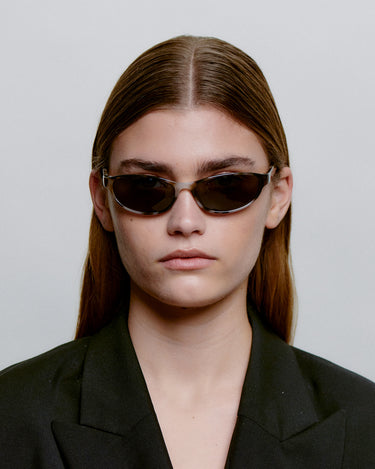 Brune Cat-eye A.Kjærbede solbriller med mørk glas - foran på dame