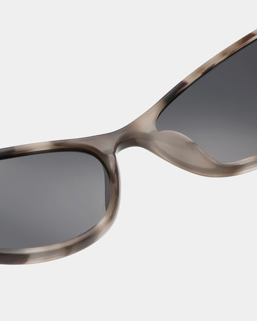 Brune Cat-eye A.Kjærbede solbriller med mørk glas - tæt detalje