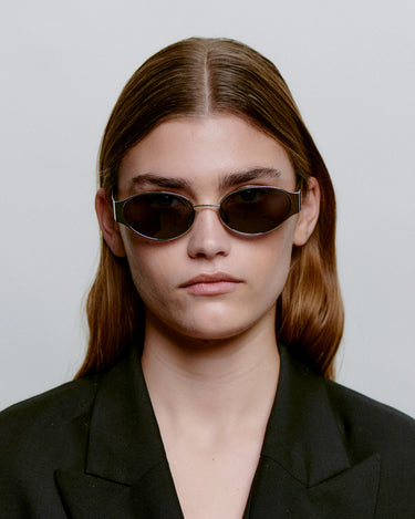 Sølv metal A.Kjærbede solbriller, mørk glas, hænglser, på dame model