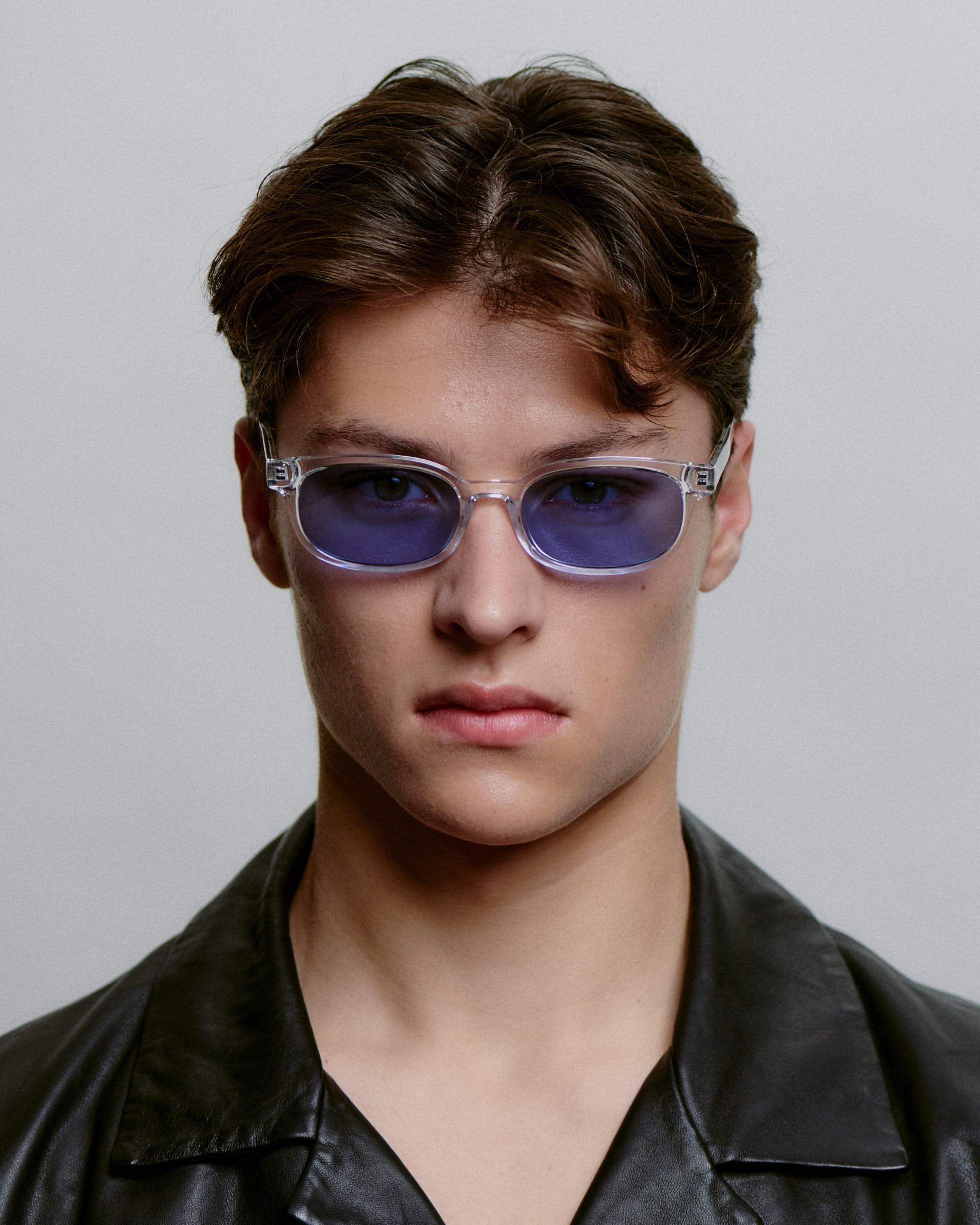 Transparent A.Kjærbede solbriller med blå glas - foran på herre