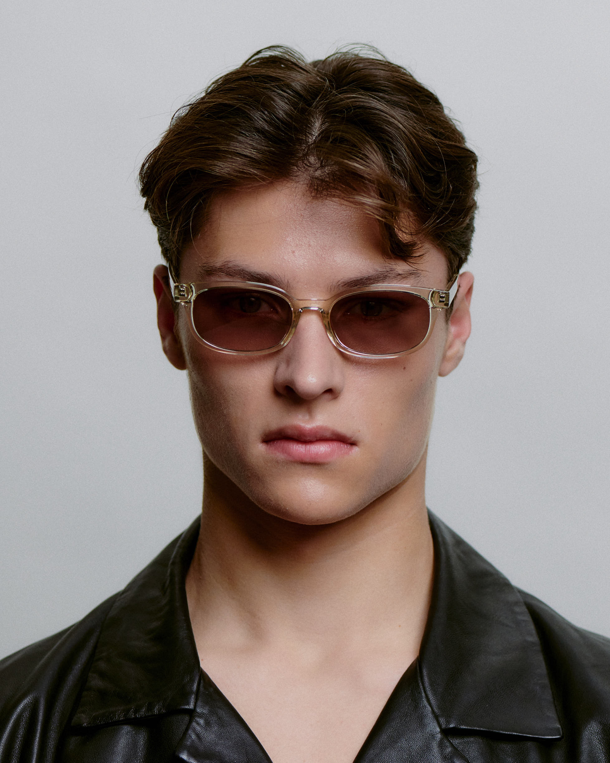 Transparent A.Kjærbede solbriller med mørk glas - på herre