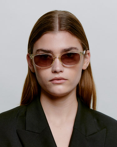 Transparent A.Kjærbede solbriller med mørk glas - på dame