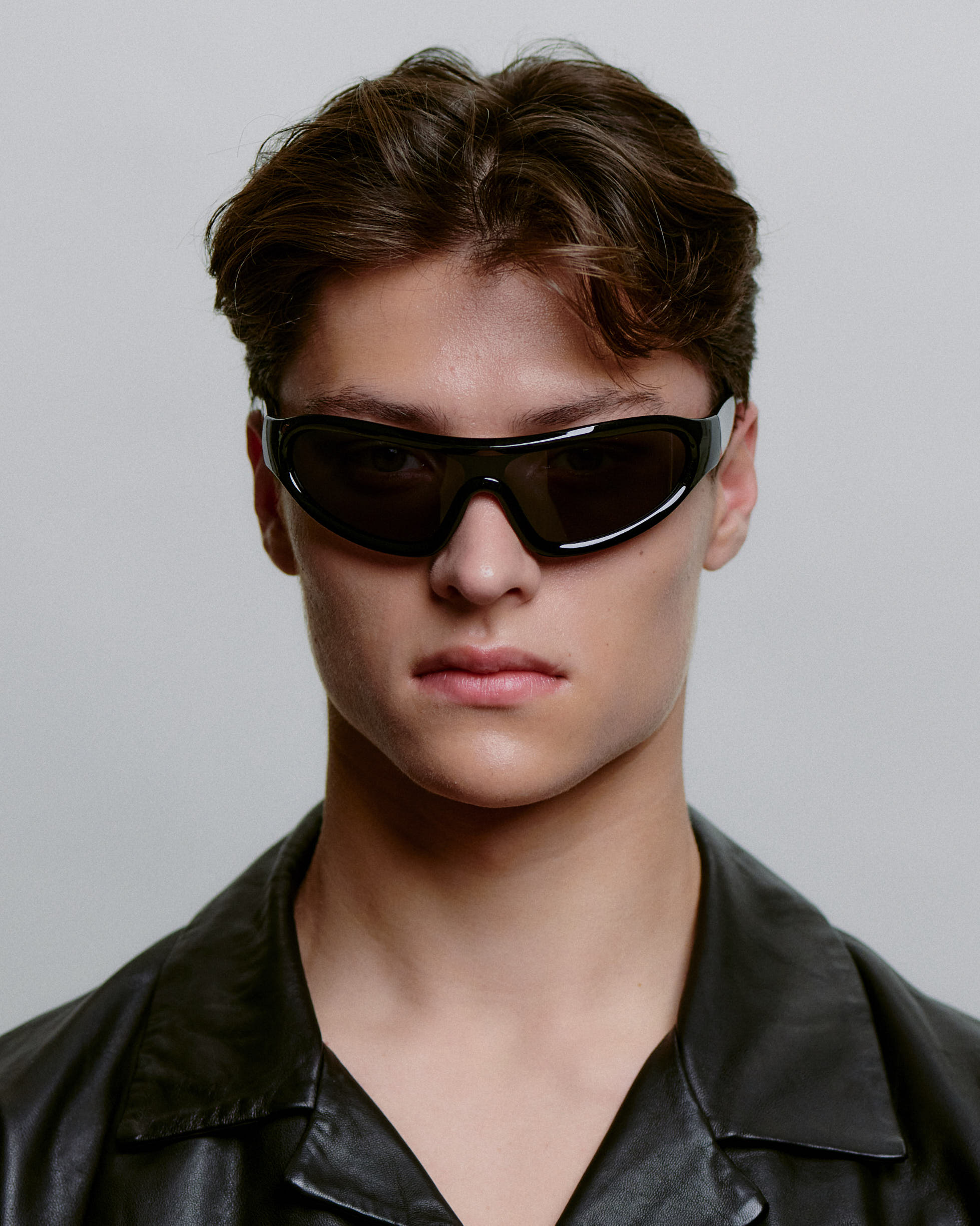 Sorte sports A.Kjærbede solbriller med mørk glas - foran på herre