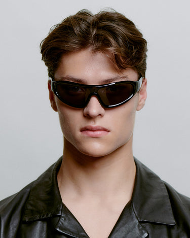 Sorte sports A.Kjærbede solbriller med mørk glas - foran på herre