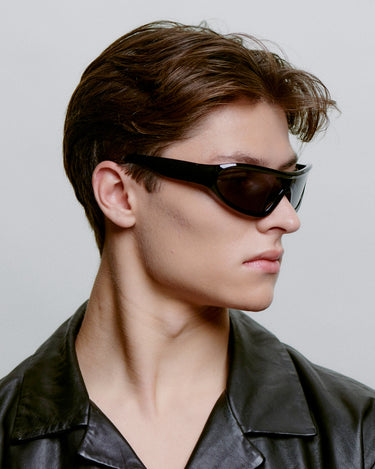 Sorte sports A.Kjærbede solbriller med mørk glas - fra siden herre