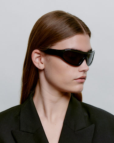 Sorte sports A.Kjærbede solbriller med mørk glas - fra siden dame