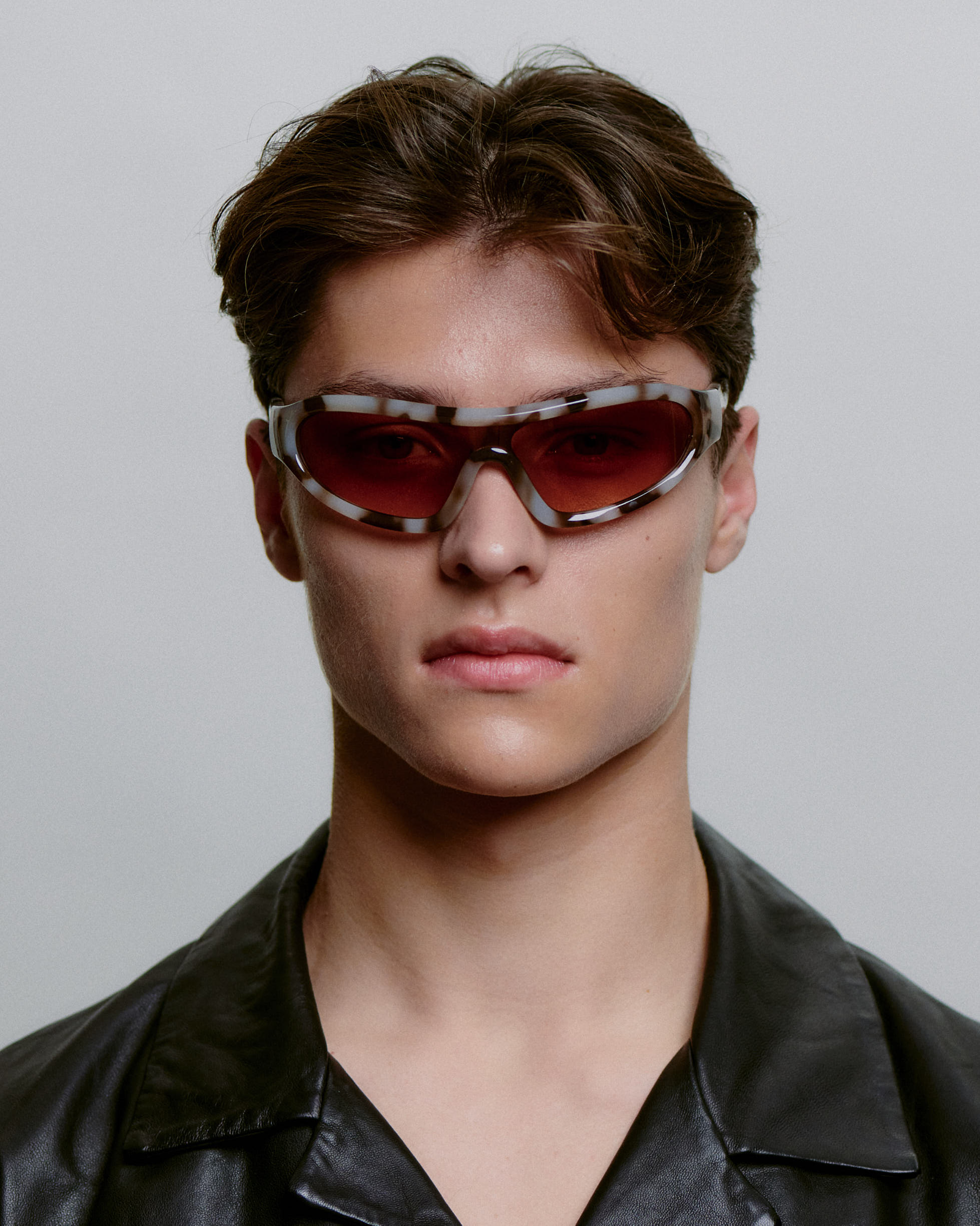 Brune sport A.Kjærbede solbriller med brune glas - foran på herre