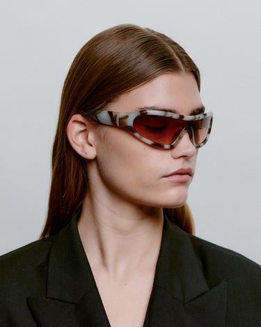 Brune sport A.Kjærbede solbriller med brune glas - fra siden dame