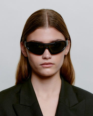 Brune sport A.Kjærbede solbriller med grøn glas - foran på dame