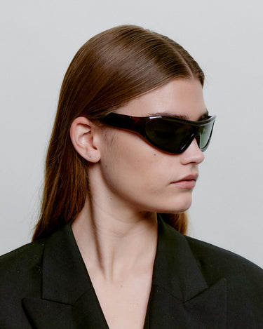 Brune sport A.Kjærbede solbriller med grøn glas - fra siden dame
