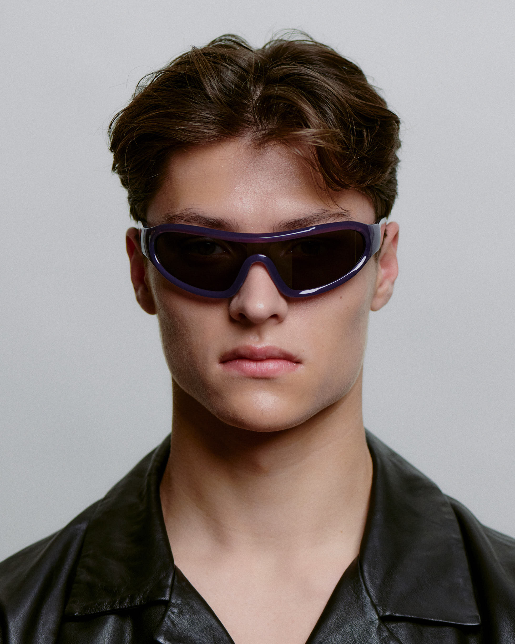 Lilla sport A.Kjærbede solbriller med mørk glas - på herre model