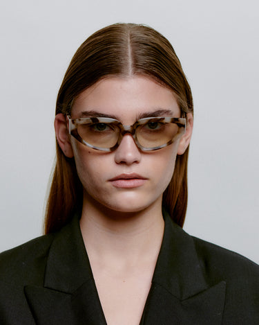 Cat-eye solbriller i brun stel på kvindemodel