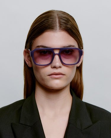 Store lilla A.Kjærbede solbriller med lilla linse - kvindemodel