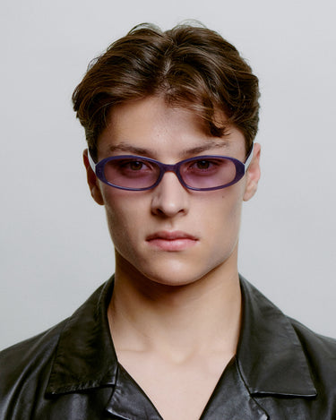 Ovale lilla A.Kjærbede solbriller med lilla linse - foran på herremodel