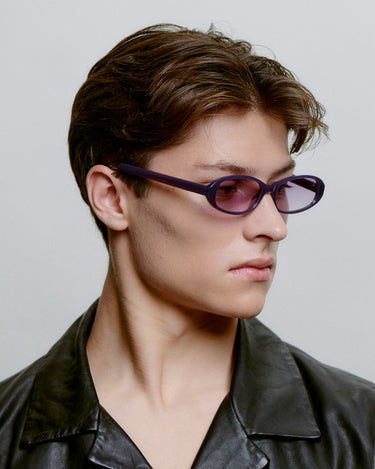 Ovale lilla A.Kjærbede solbriller med lilla linse - fra siden på herremodel