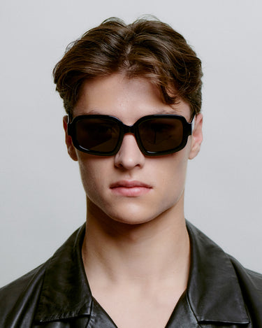 Firkantet store sorte A.Kjærbede solbriller med sort glas - på herremodel