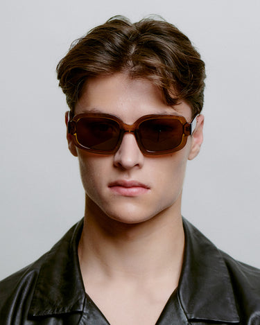 Store brune firkantet A.Kjærbede solbriller med mørk glas - foran på herre