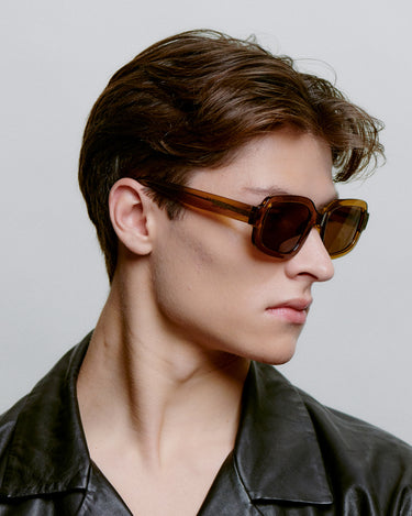 Store brune firkantet A.Kjærbede solbriller med mørk glas - side profil på herre