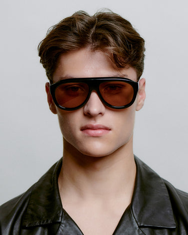Store sorte aviator A.Kjærbede solbriller med brun glas - foran på herremodel