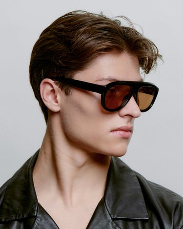 Store sorte aviator A.Kjærbede solbriller med brun glas - sideprofil herremodel
