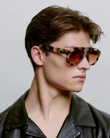 Store brune aviator A.Kjærbede solbriller med brun linse - fra siden herremodel