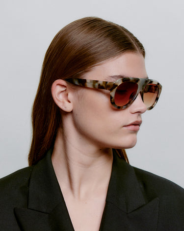 Store brune aviator A.Kjærbede solbriller med brun linse - fra siden kvindemodel