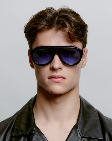 Store aviator A.Kjærbede solbriller med blå glas - foran på herremodel