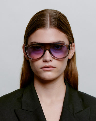 Store grå aviator A.Kjærbede solbriller med farvet glas - foran kvindemodel