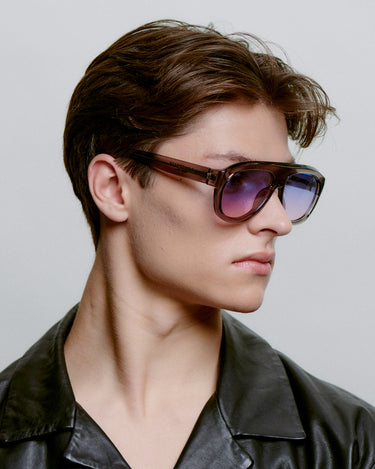 Store grå aviator A.Kjærbede solbriller med farvet glas - side profil herremodel