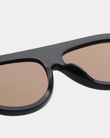 Store sorte aviator A.Kjærbede solbriller med brun glas - tæt detaljebillede
