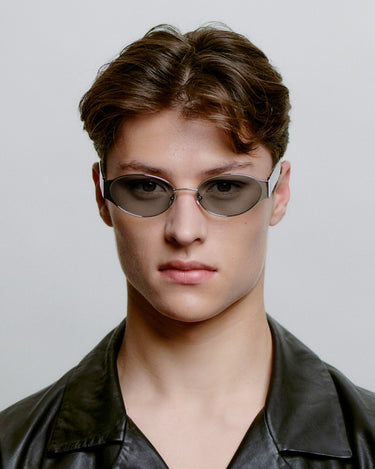 Sølv metal A.Kjærbede solbriller, mørk glas, hænglser, foran på herre