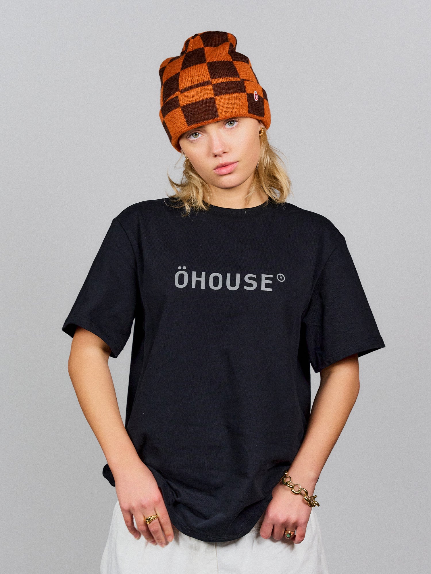 Sort öhouse t-shirt forfra kvindemodel