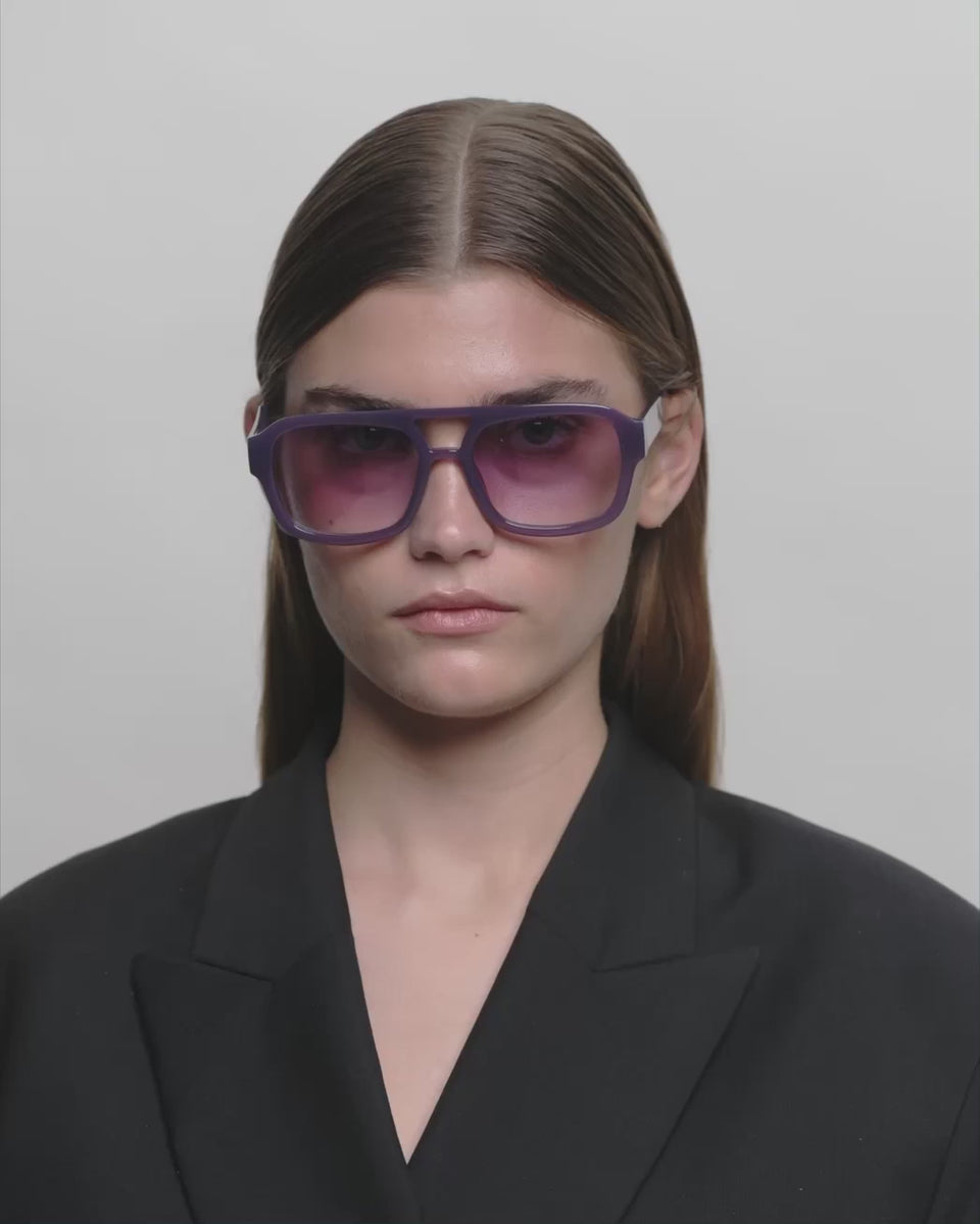 Store lilla A.Kjærbede solbriller med lilla linse - kvinde video