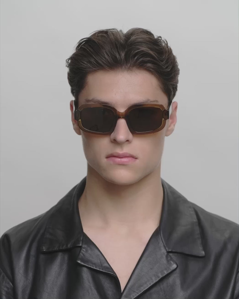 Store brune firkantet A.Kjærbede solbriller med mørk glas - herre video