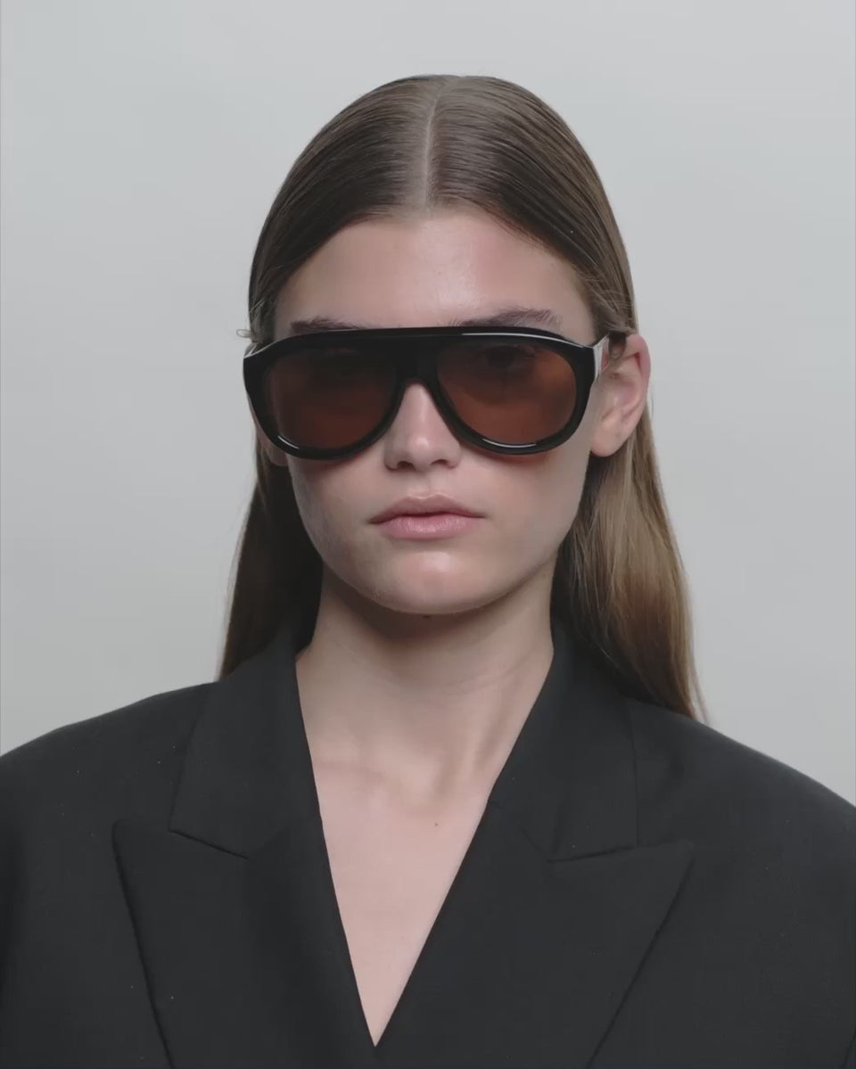 Store sorte aviator A.Kjærbede solbriller med brun glas - kvinde video