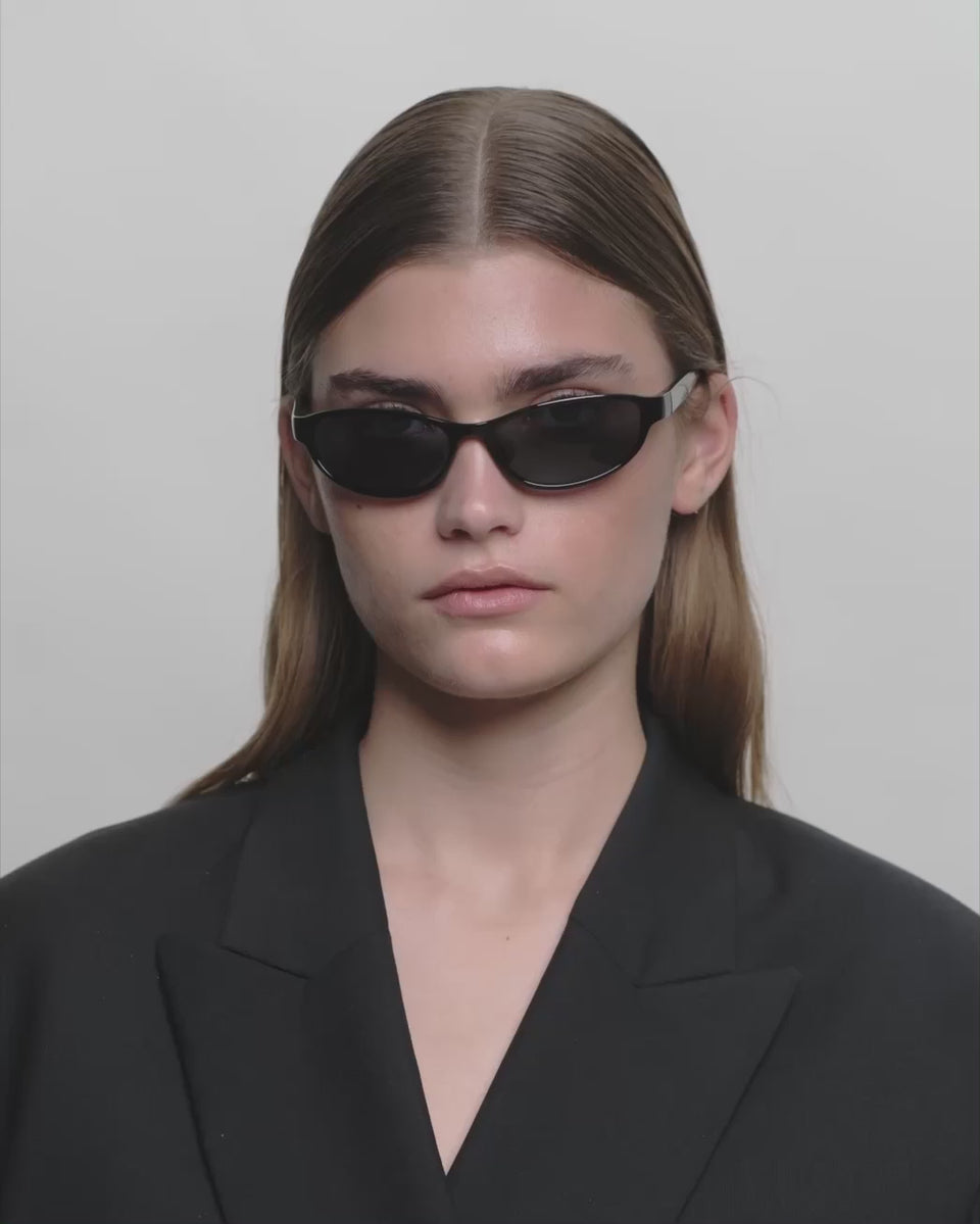 Sort smal cat-eye A.Kjærbede solbriller med sort glas - video dame