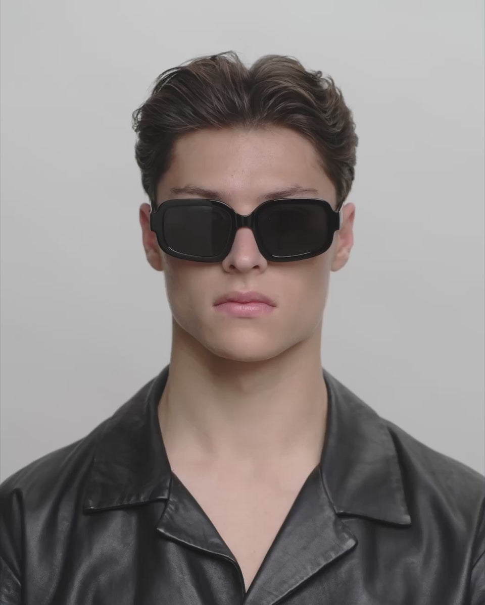 Firkantet store sorte A.Kjærbede solbriller med sort glas - video herre