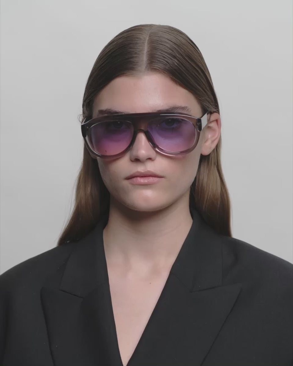 Store grå aviator A.Kjærbede solbriller med farvet glas - kvinde video