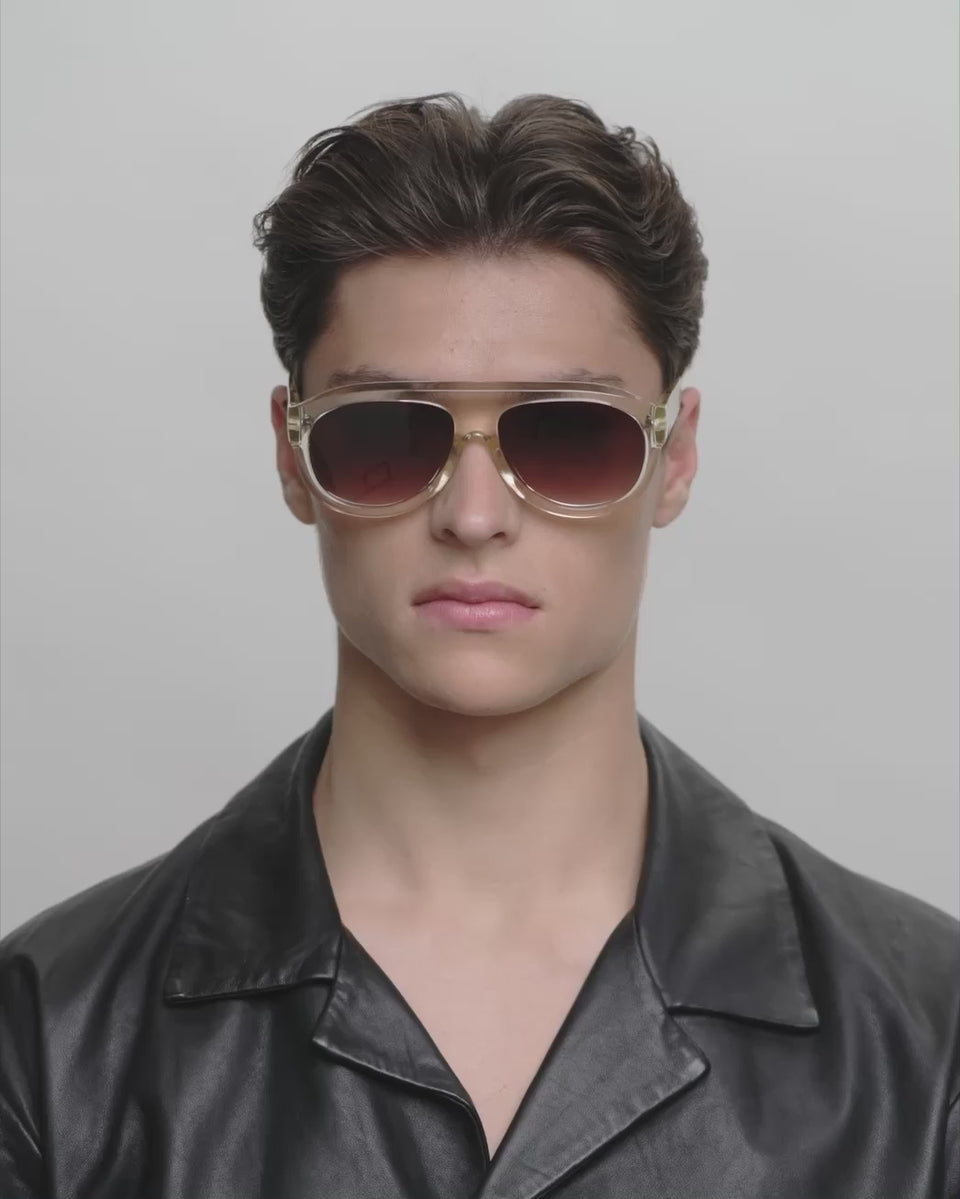 Store transparent aviator A.Kjærbede solbriller med mørk glas - herre video