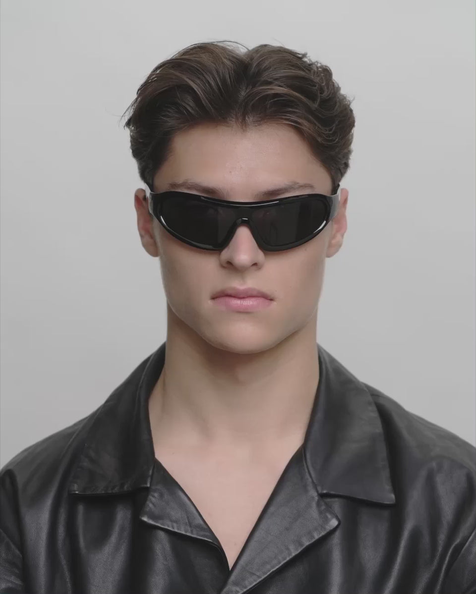 Sorte sports A.Kjærbede solbriller med mørk glas - herre video