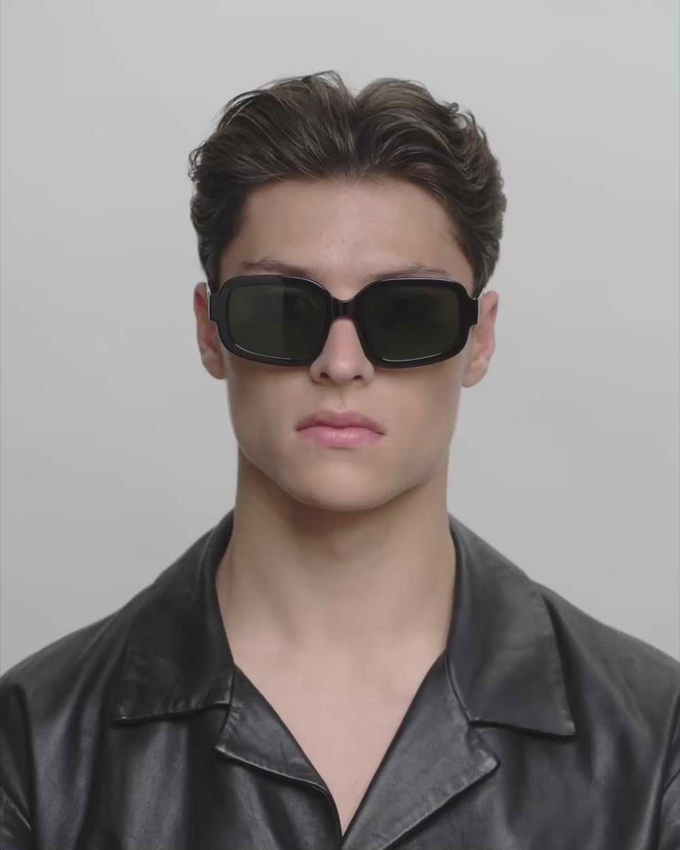 Brune store firkantet A.Kjærbede solbriller med grønne glas - video herre