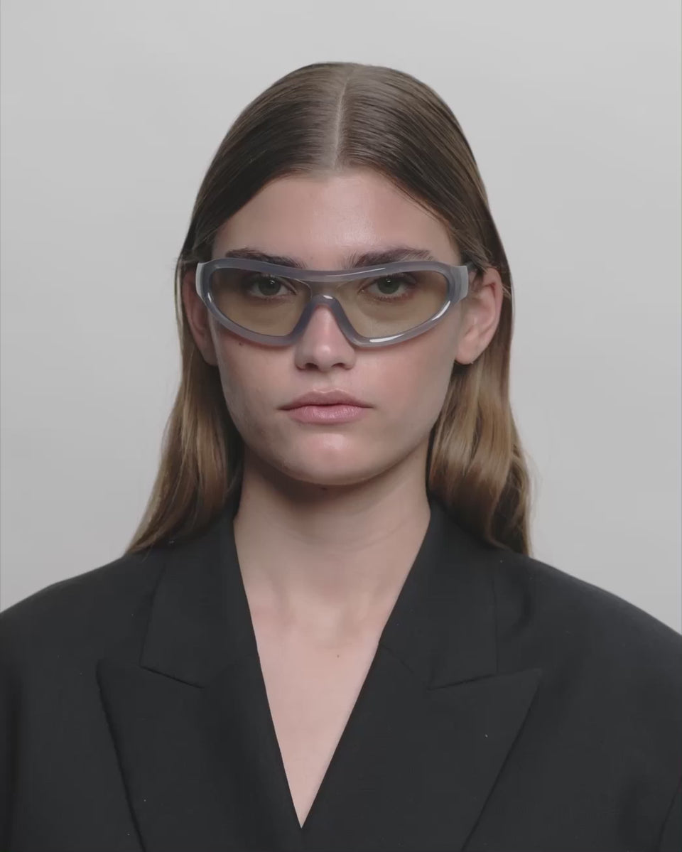 Grå sports A.Kjærbede solbriller med grå glas - dame video