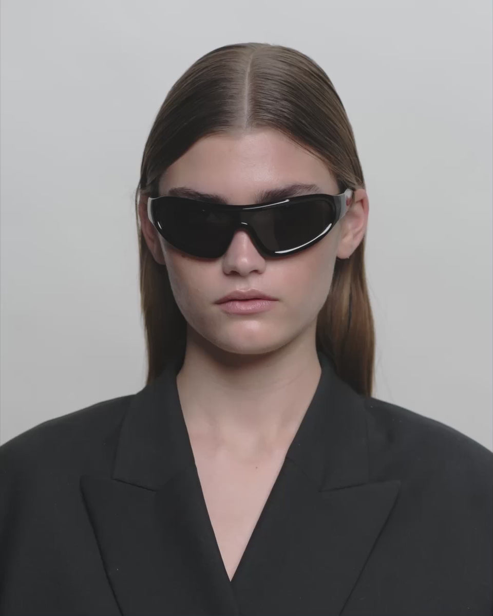 Sorte sports A.Kjærbede solbriller med mørk glas - dame video