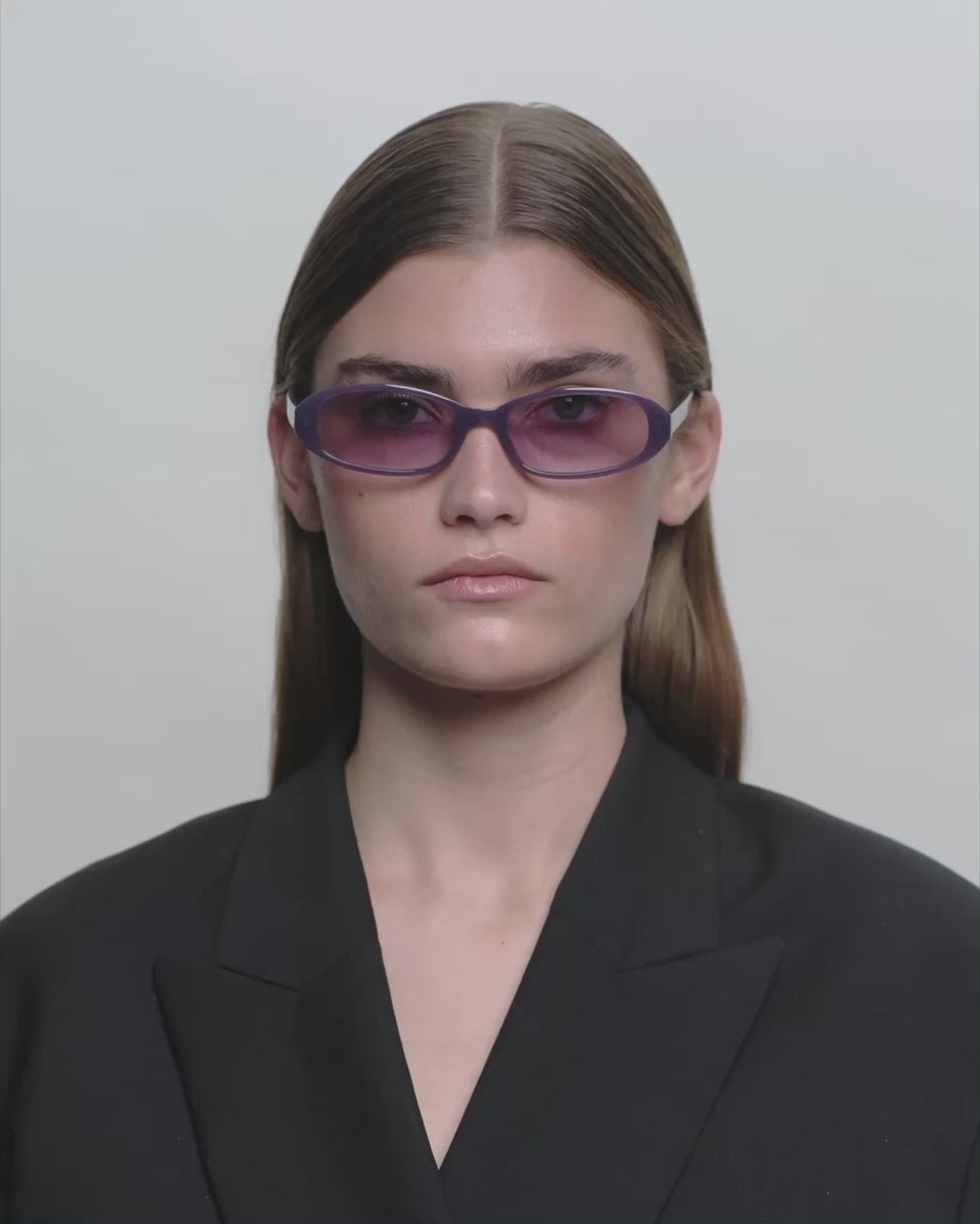 Ovale lilla A.Kjærbede solbriller med lilla linse - kvinde video