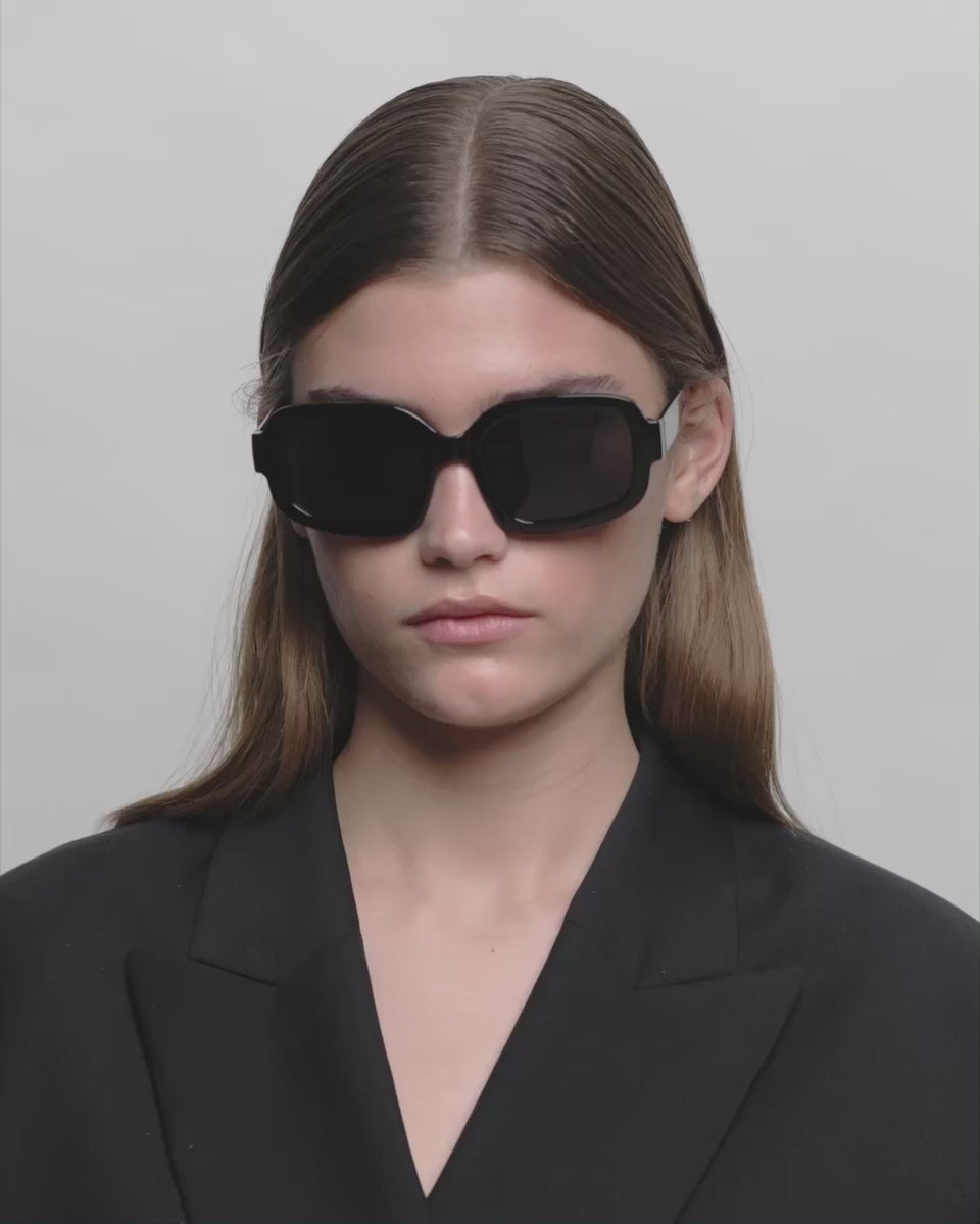 Firkantet store sorte A.Kjærbede solbriller med sort glas - kvinde video