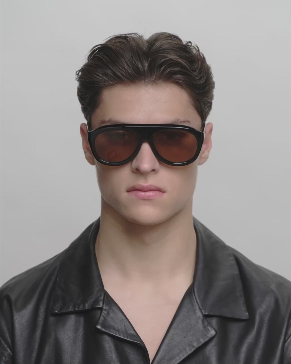 Store sorte aviator A.Kjærbede solbriller med brun glas - herre video